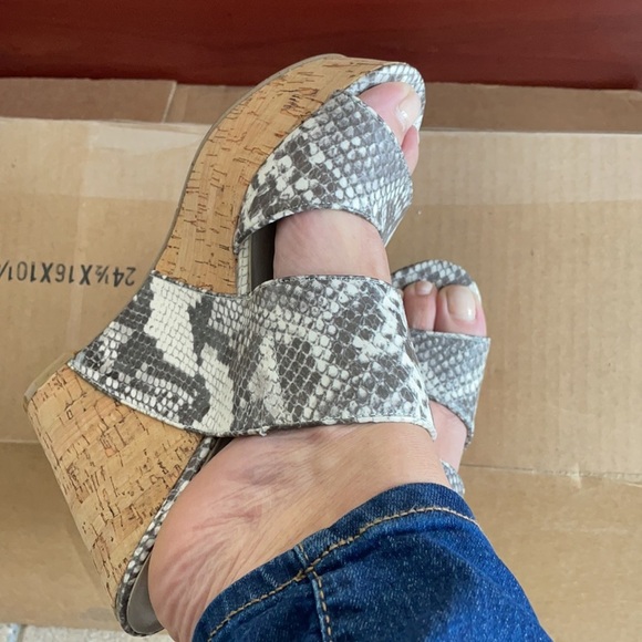 Nine West Larysa Wedge Size 10 Black and White Snake Print Platform Heels - Picture 7 of 7